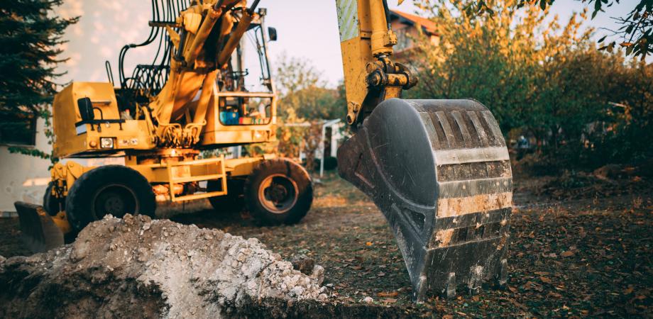 Kaivuri kaivamassa Lounea Valokuitua