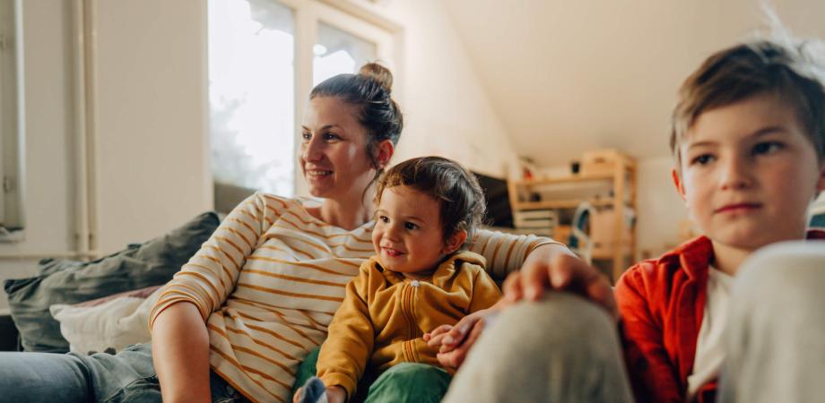Perhe telkkarin äärellä