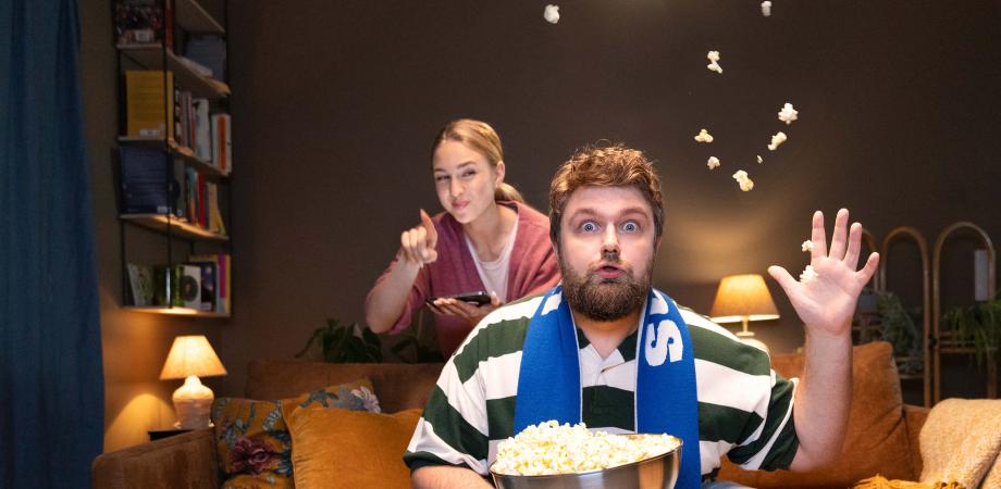 nainen_ja_mies_sohvalla_popcornien_kera