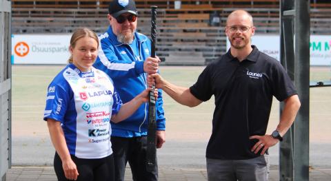 Virkiän Superpesisjoukkueen lukkari Anni Heikkilä, pesäpallojaoston puheenjohtaja Tero Ala-Nissilä sekä Lounean Vesa Peltonen
