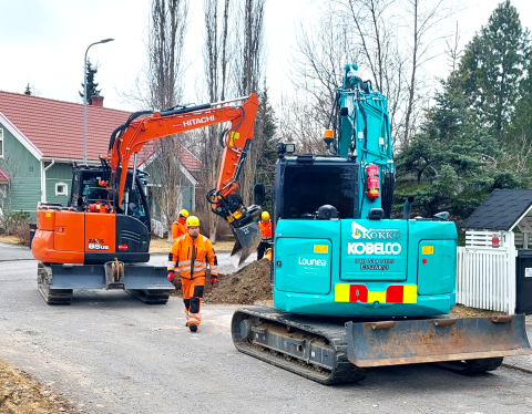 Kaivinkone ja työmiehet rakentavat Lounean valokuituverkkoa