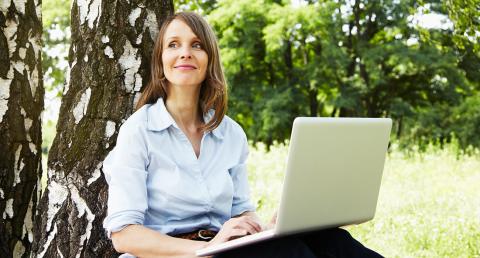 Nainen tietokoneella