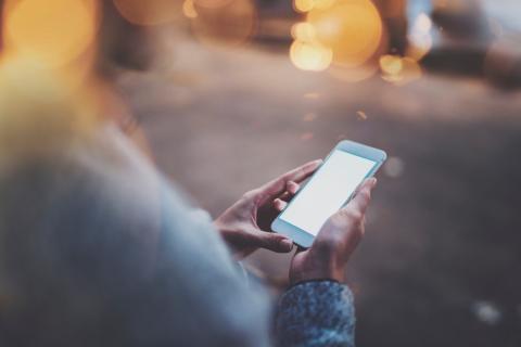 Nainen jolla on puhelin kädessä