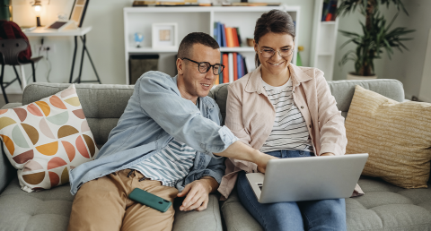 Pariskunta tutkii tietokonetta