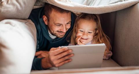 Lounea WiFi kuvituskuva, mies ja lapsi katsomassa tablettia