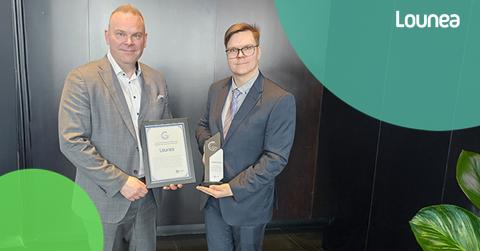 Kuvassa palkinnon vastaanottaneet Lounean teknologiajohtaja Riku Päärni (vasemmalla) ja verkkotuotannosta vastaava Panu Kotilainen.