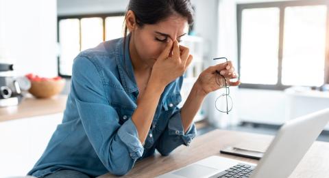 Turhautunut nainen tietokoneella