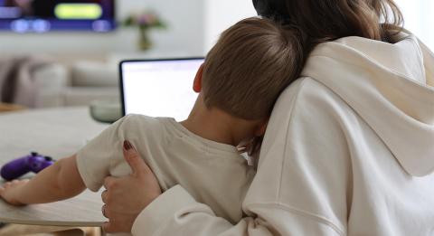 Äiti ja poika tietokoneella