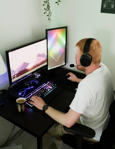 mies pelaa tietokoneella