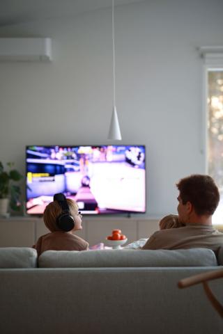 Isä ja lapset pelaamassa