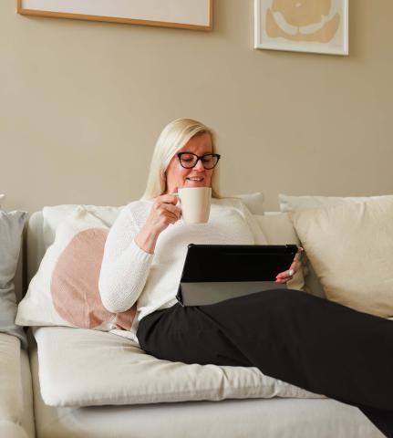 Nainen katsoo ohjelmaa