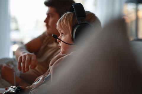 isä ja lapsi sohvalla