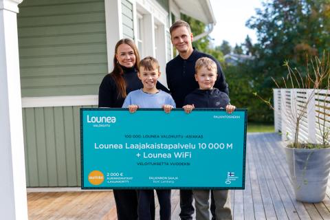 Perhe ison lahjakortin kanssa