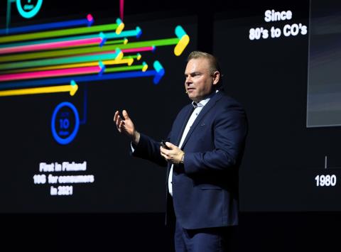 Lounean teknologiajohtaja pitää esitystä