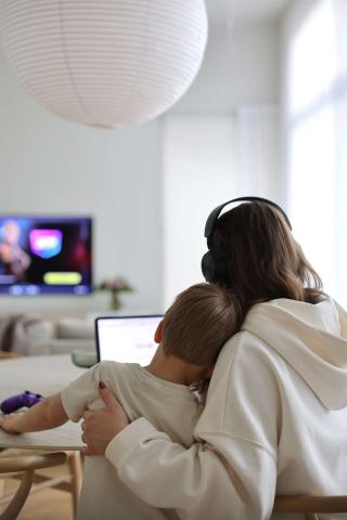 Nainen ja lapsi tietokoneella