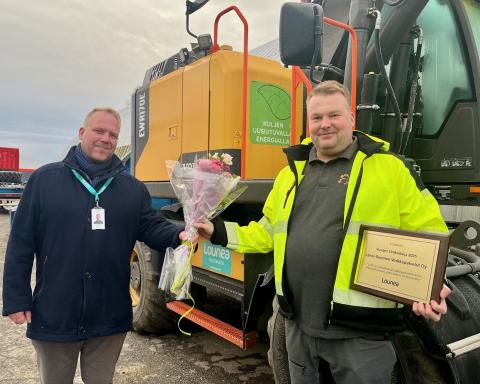 Kuvassa: LSVP:n Toni Eeva vastaanotti Vuoden Urakoisija palkintotaulun Lounean Pasi Arvolalta.